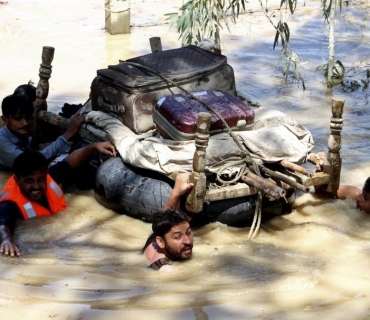 بەهۆی لافاو و بارانبارینی بەخوڕ زیاتر لە ٣٢٠ کەس گیانیان لەدەستدا