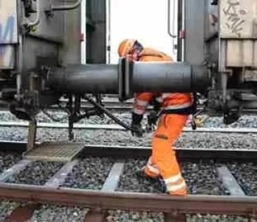 پێکدادانی شەمەندەفەرێك لە کۆریای باشوور بووەهۆی گیانیان لەدەستدا و برینداربوون ٧ کرێکاری هێڵی ئاسن