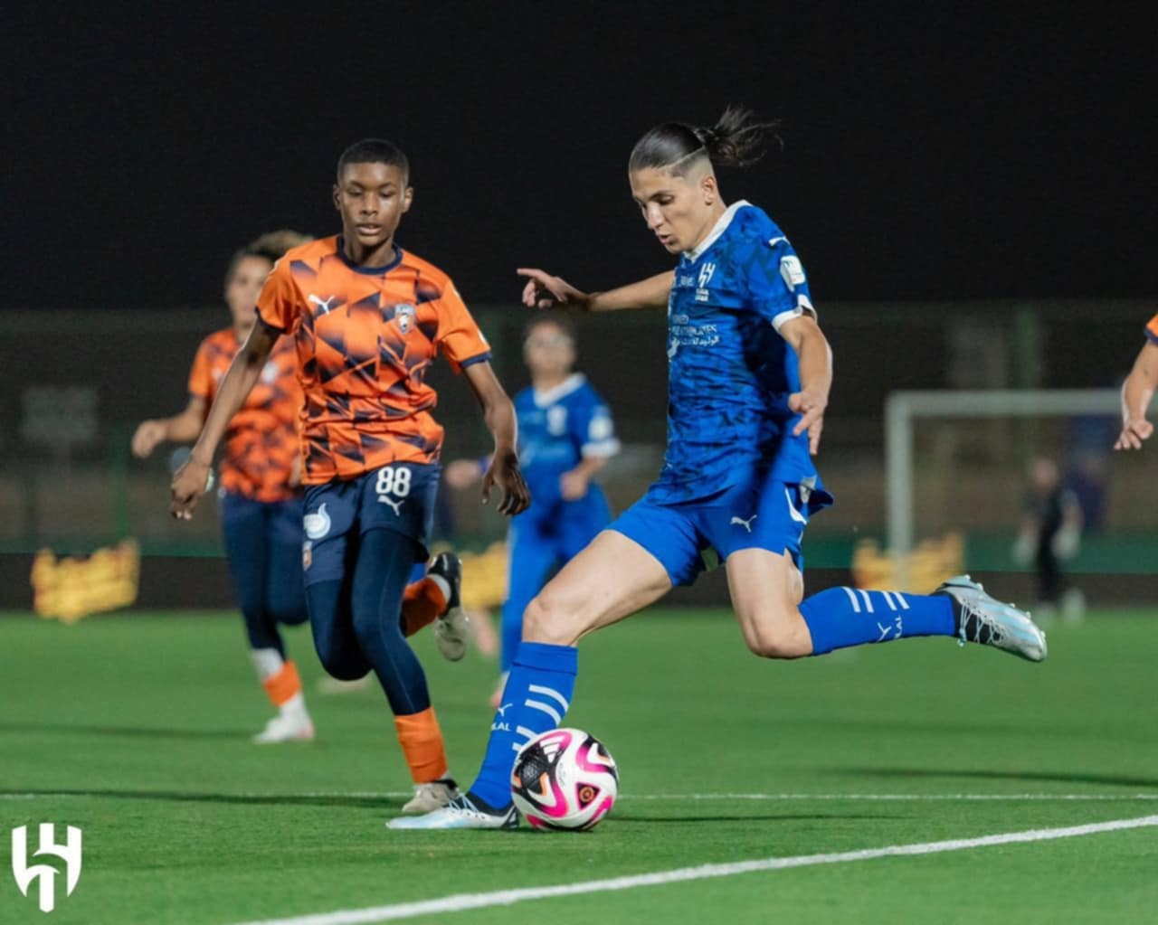 كچە كوردێك بۆ دوو وەرز پەیوەندی بە یانەی نەسر كرد