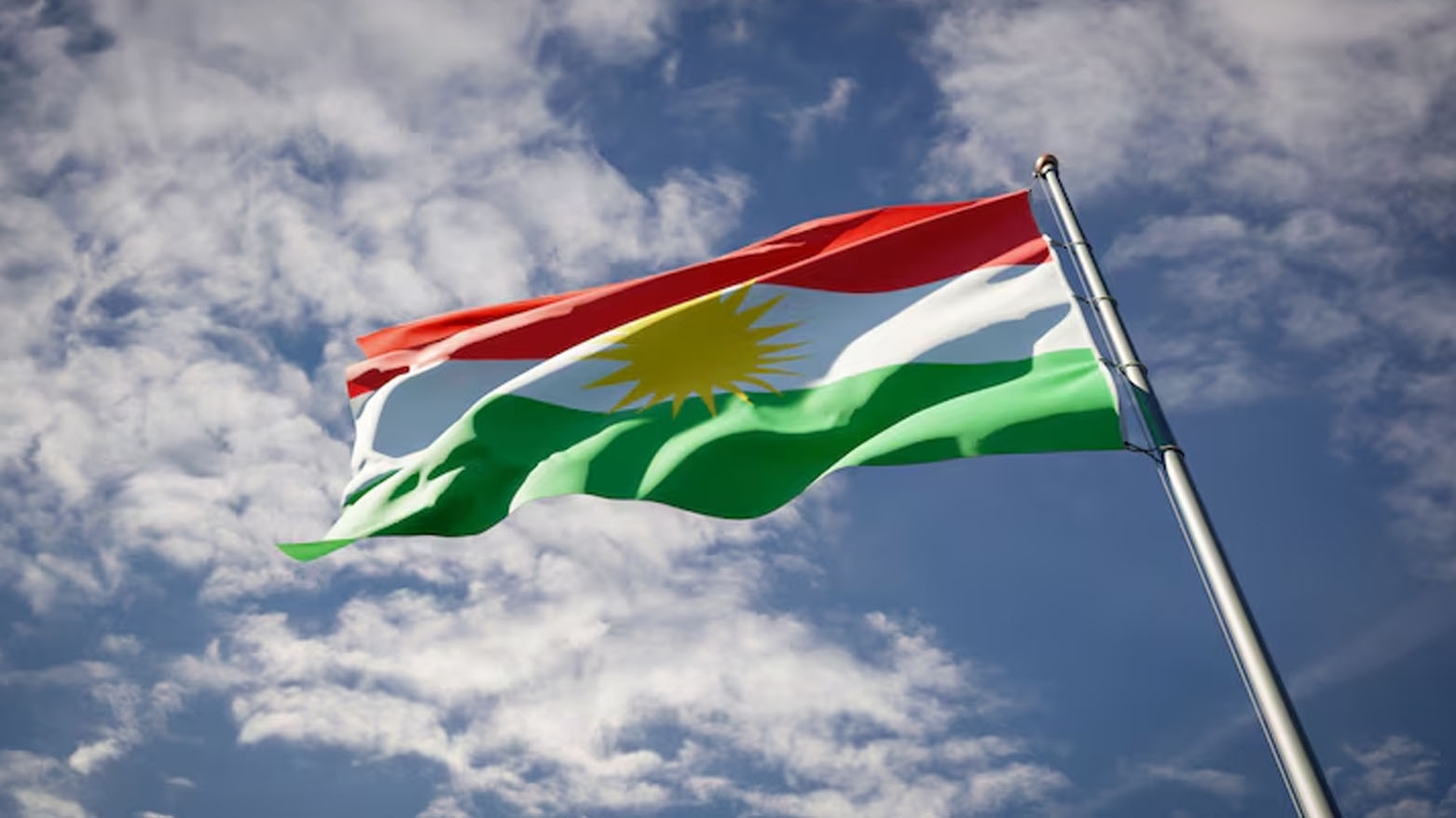 بلدية أربيل توجه باستبدال الأعلام المهترئة بأخرى جديدة تليق بالرمز الوطني لكوردستان