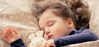 كيف تؤثر قلة النوم على الأطفال والمراهقين؟