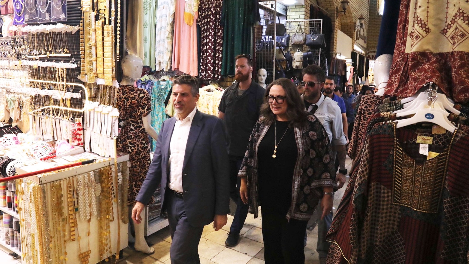 القائم بالأعمال الأمريكي والقنصل العام يستكشفان معالم أربيل التاريخية والثقافية