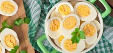 ما العدد الأنسب من البيض لتناوله يومياً؟