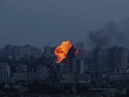 هجوم روسي واسع بالمسيرات على أوكرانيا وانفجارات عنيفة في كييف