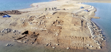 Dramatic Water Drop in Mosul Dam Reveals Ancient City and Vast Cemetery in Iraq's Duhok