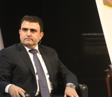 د.ئومێد سەباح  سەرۆكی دیوانی ئەنجومەنی وەزیرانی حكومەتی هەرێمی كوردستان:     ژمارەی دانیشتووانی هەرێمی كوردستان لە حەوت ملیۆن كەس نزیك دەبێتەوە، بەمەش دەبینە نزیكەی سه‌دا پانزه‌ی كۆی دانیشتووانی هەموو عێراق