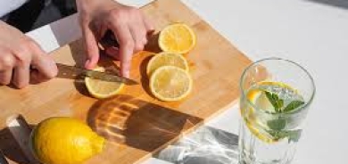 ماذا يحدث لجسمك عند تناول الليمون يومياً؟