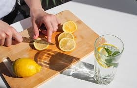 ماذا يحدث لجسمك عند تناول الليمون يومياً؟