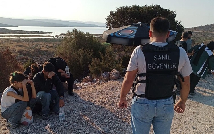 Li Deryaya Egeyê 92 koçber hatin desteserkirin