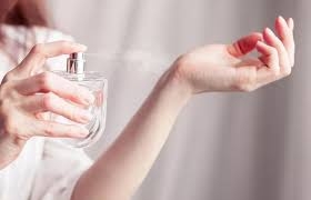 عطرك قد يحميك من الإصابة بالخرف