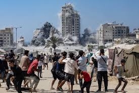 إسرائيل تستهدف أبراج غزة... و«حماس» تلوّح بورقة الأسرى