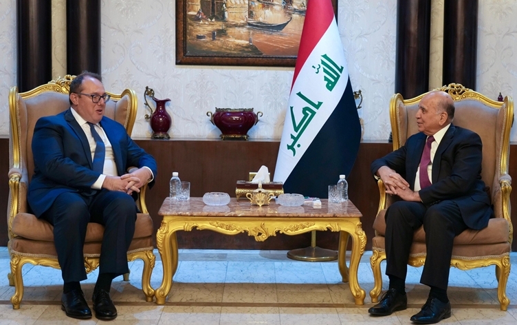 فؤاد حسين والقائم بالأعمال الأميركي الجديد يناقشان نشاط الشركات الأميركية في العراق