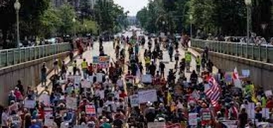 سكان واشنطن يتظاهرون ضد نشر ترمب قوات الحرس الوطني