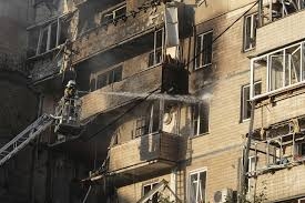 هجوم روسي يتسبب في حريق بمبنى الحكومة الأوكرانية بكييف