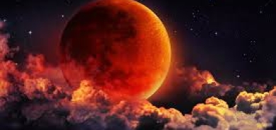 ظاهرة القمر الدموي: كيف يحدث الخسوف الكلي ويتلون القمر باللون الأحمر