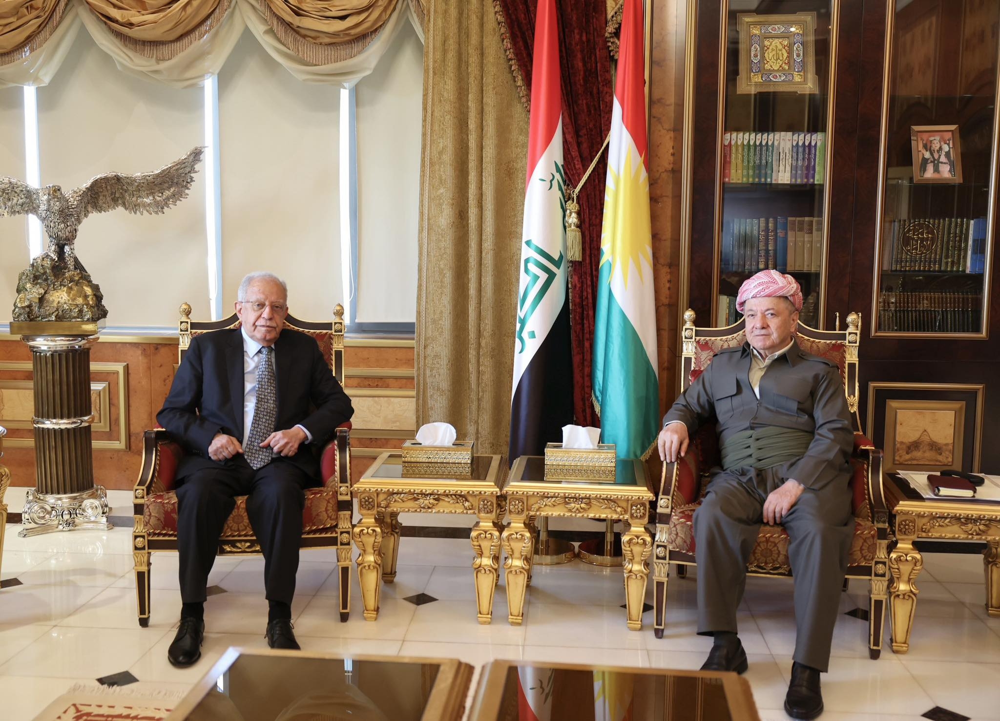 ســـەرۆک مەسعود بارزانی پێشوازی لە بەڕێز فەخری کەریم سەرۆکی دەزگەی ڕاگەیاندن و ڕۆشنبیری و هونەریی ئەلمەدا دەکات.