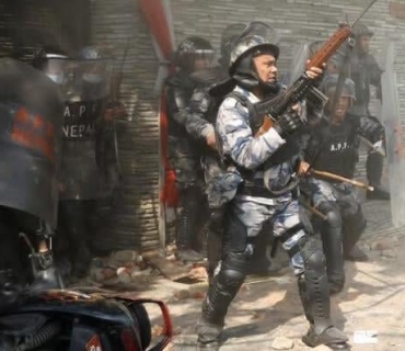 لە نیپاڵ پۆلیس تەقە لە خۆپیشاندەران دەکات و بەهۆیەوە ١٤ کەس کوژراون