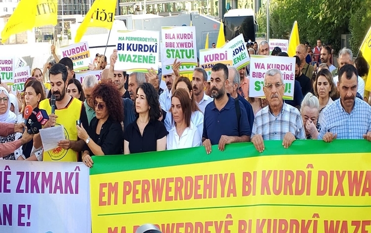 ‘Astengiya herî mezin a li pêşiya aştiyê qedexeya li ser zimanê Kurdî ye’