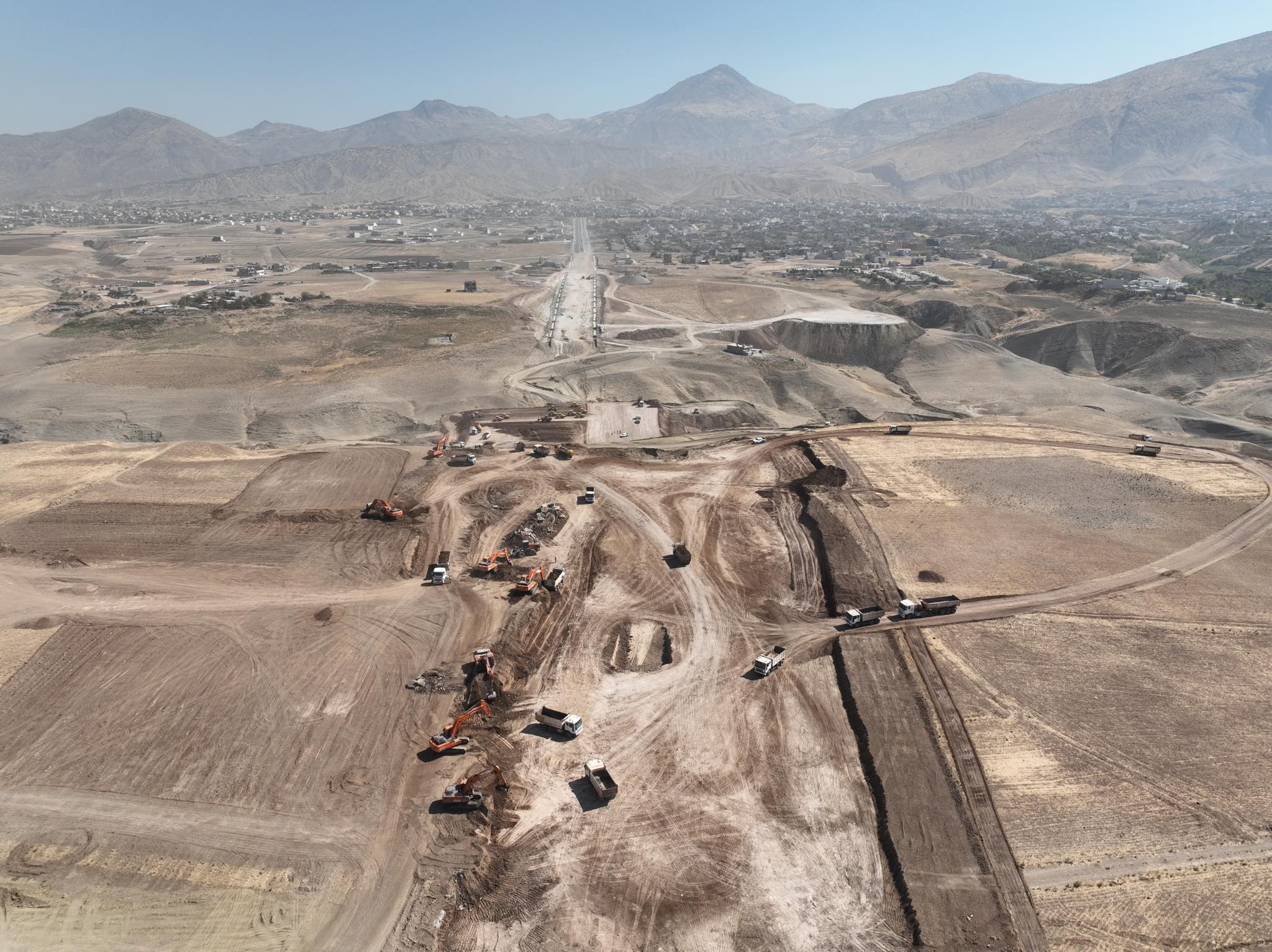 Rêvebera Komeleya Lêkolînên Ziman û Çandê (DILKURD) Canan Yildirim bal kişand ser astengî û taktîkên ku ji aliyê rêveberiyên dibistanan ve li dijî hilbijartina waneya zimanê Kurdî tên bikaranîn. Li gorî Yildirim, rêveber hestên olî yên malbatan bikar tîni