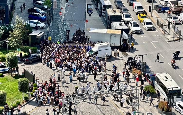 STENBOL - Polîs ket avahiya CHPyê, Gursel Tekîn wekî qeyûm dest bi kar kir