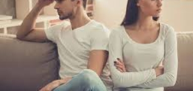 العلم يفسر... لماذا لا يصغي الشريك إلينا أحياناً؟