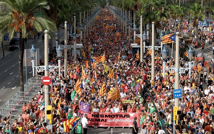 Katalan daketin kolanan: 'Em naxwazin bibin parçeyekî Spanyayê'