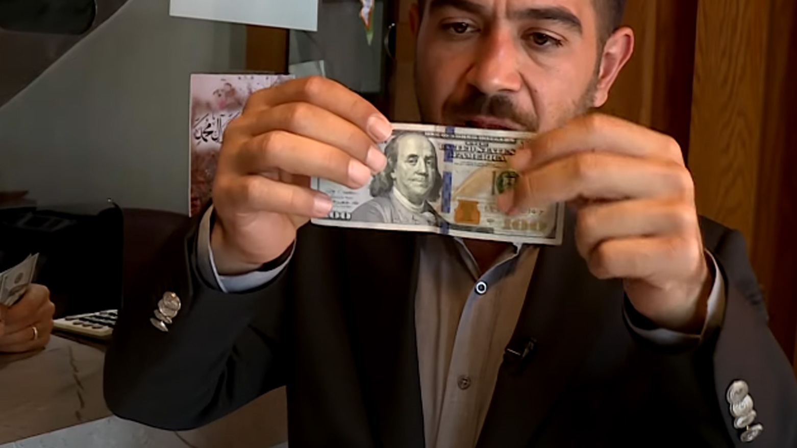 المواطنون في كوردستان يواجهون خسائر يومية بسبب أوراق الدولار الممزقة