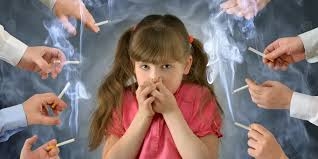 التدخين بالقرب من ابنك قد يؤثر على أطفاله في المستقبل