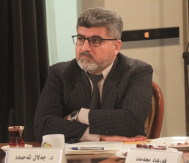 د.جەلال ئەحمەد ئەندامی بازنەی گفتوگۆ:     توانایەكی ماددیی زەبەلاح خراوەتە بەر دەستی هەندێ كەسی وەها، كە خراپتر لە ڤایرۆس خەریكی ئەتكردنی هونەر و وێژەی كوردین