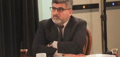 د.جەلال ئەحمەد ئەندامی بازنەی گفتوگۆ:     توانایەكی ماددیی زەبەلاح خراوەتە بەر دەستی هەندێ كەسی وەها، كە خراپتر لە ڤایرۆس خەریكی ئەتكردنی هونەر و وێژەی كوردین