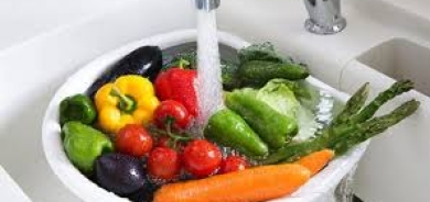 هل تحتاج حقاً إلى غسل الفاكهة والخضراوات؟