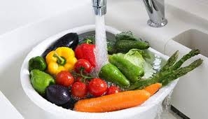 هل تحتاج حقاً إلى غسل الفاكهة والخضراوات؟