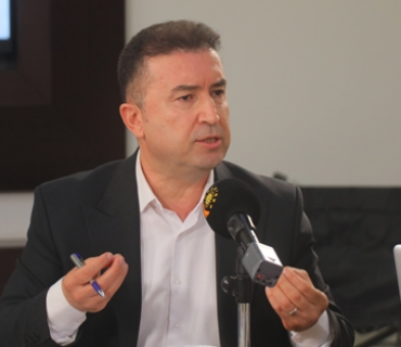 ماهیر ئەمین  سترانبێژی ناوداری كوردستان:     لە ڕووی میوزیك و گۆرانییەوە كەس نییە نەزانێت كە بەشێك لە میدیا كوردییەكان  (لە نەزانین بێت یان بە پلان) چ كارەساتێكیان خوولقاندووە!