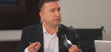 ماهیر ئەمین  سترانبێژی ناوداری كوردستان:     لە ڕووی میوزیك و گۆرانییەوە كەس نییە نەزانێت كە بەشێك لە میدیا كوردییەكان  (لە نەزانین بێت یان بە پلان) چ كارەساتێكیان خوولقاندووە!