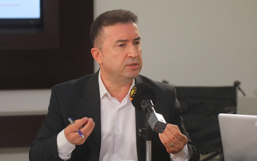 ماهیر ئەمین  سترانبێژی ناوداری كوردستان:     لە ڕووی میوزیك و گۆرانییەوە كەس نییە نەزانێت كە بەشێك لە میدیا كوردییەكان  (لە نەزانین بێت یان بە پلان) چ كارەساتێكیان خوولقاندووە!