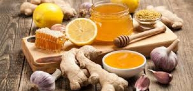 خليط العسل والثوم يعد بتعزيز المناعة... هل من الآمن تناوله؟