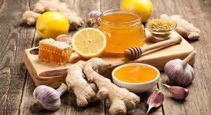 خليط العسل والثوم يعد بتعزيز المناعة... هل من الآمن تناوله؟