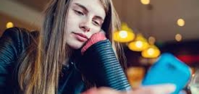 الوحدة تُحفز سلوك البحث عن المكافأة لدى المراهقين