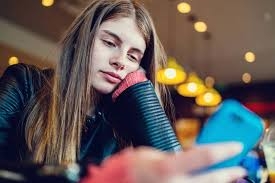 الوحدة تُحفز سلوك البحث عن المكافأة لدى المراهقين