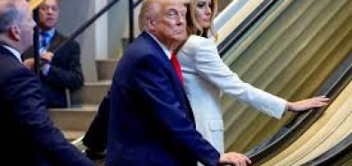 «الأمم المتحدة» تحل لغز توقف السلم المتحرك خلال صعود ترمب عليه