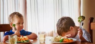 أسرار التعامل مع عادات الأكل الانتقائي عند الأطفال