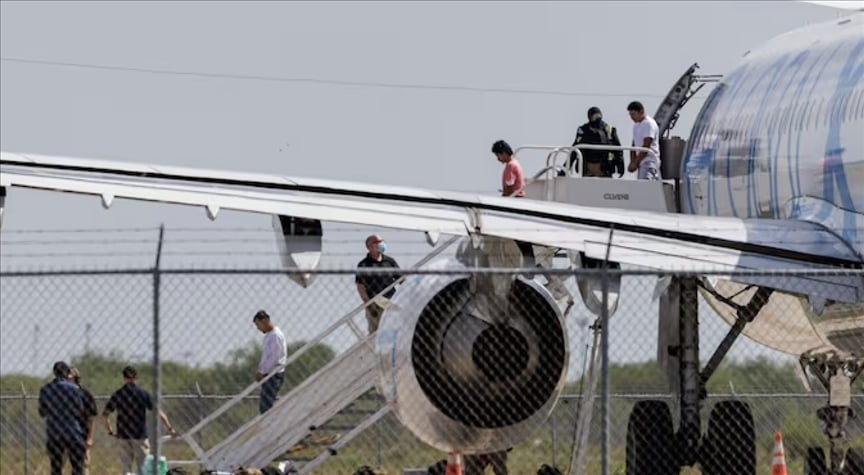 ئەمریکا سەد کۆچبەری ئێرانی دیپۆرت دەکاتەوە