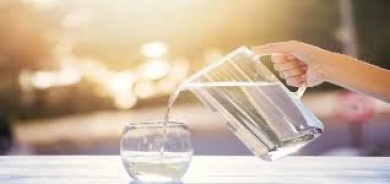 قاعدة شرب «8 أكواب مياه يومياً»... هل تناسب الجميع؟