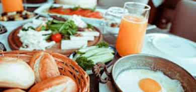 البيض أم الزبادي اليوناني: أيهما أفضل لوجبة فطور غنية بالبروتين؟