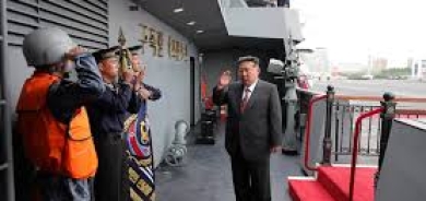 زعيم كوريا الشمالية يتفقد مدمرة بحرية جديدة