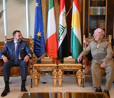 لە پیرمام سەرۆك مەسعود بارزانی پێشوازی لە بەڕێز نیکۆلۆ فۆنتانا باڵیۆزی ئیتالیا لە عێراق و شاندێكی یاوەری كرد.