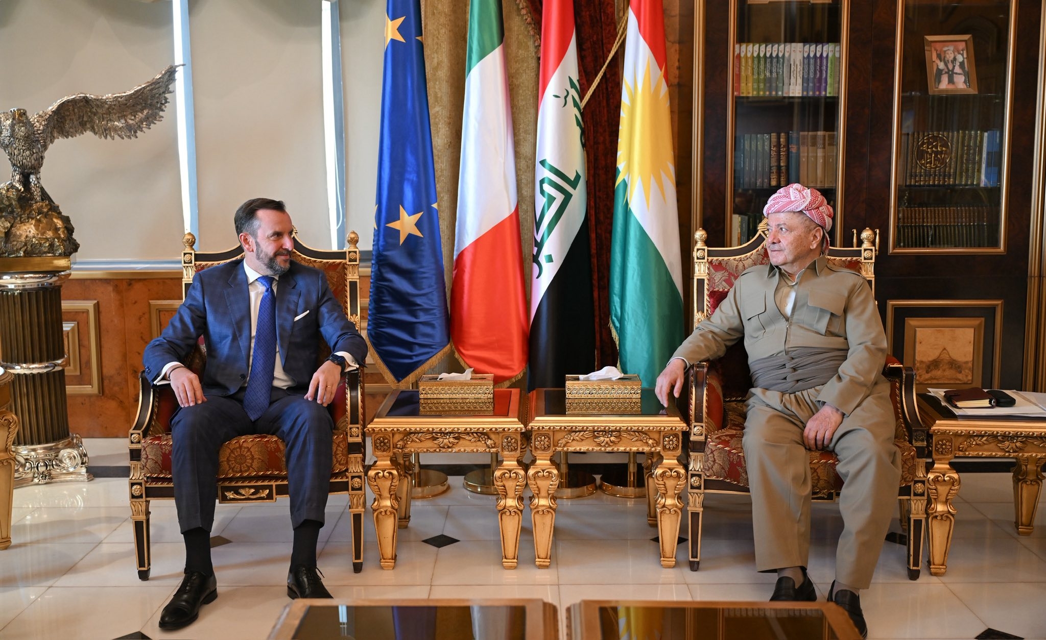 لە پیرمام سەرۆك مەسعود بارزانی پێشوازی لە بەڕێز نیکۆلۆ فۆنتانا باڵیۆزی ئیتالیا لە عێراق و شاندێكی یاوەری كرد.