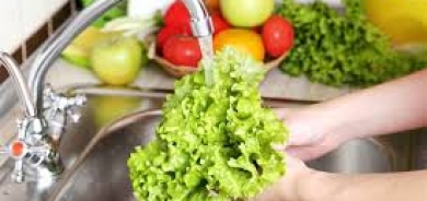 لماذا يجب غسل الفواكه والخضراوات الطازجة؟ وكيف؟