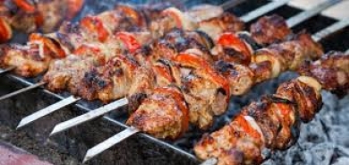 شواء اللحوم يزيد خطر الإصابة بالسرطان... فكيف تشوي بطريقة أكثر أماناً؟