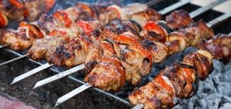 شواء اللحوم يزيد خطر الإصابة بالسرطان... فكيف تشوي بطريقة أكثر أماناً؟